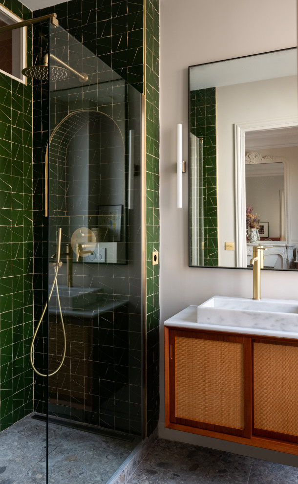 Inspiration for a mid-sized 1960s 3/4 green tile and terra-cotta tile ceramic tile, gray floor and single-sink walk-in shower remodel in Paris with raised-panel cabinets, medium tone wood cabinets, a wall-mount toilet, beige walls, a drop-in sink, marble countertops, white countertops and a floating vanity