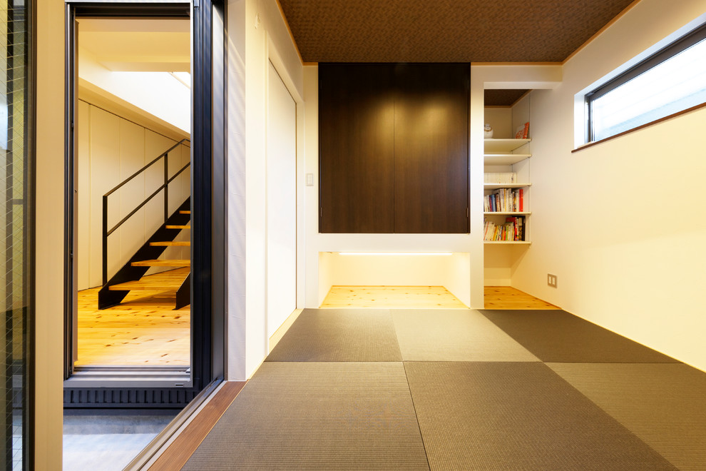 Immagine di una piccola camera matrimoniale etnica con pareti beige, pavimento in tatami e nessun camino