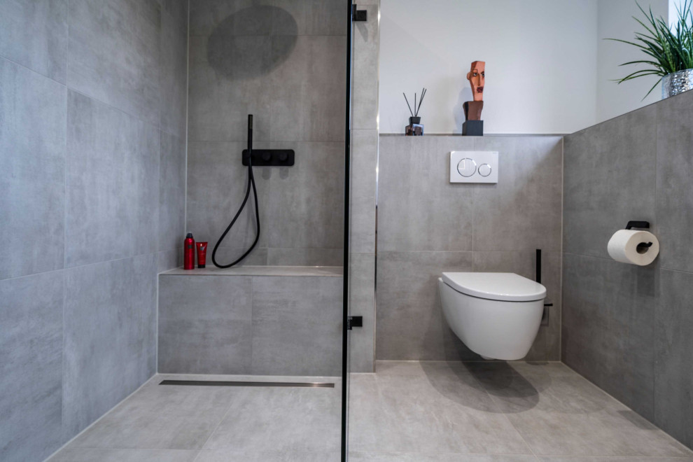 Идея дизайна: ванная комната среднего размера в современном стиле с душевой кабиной