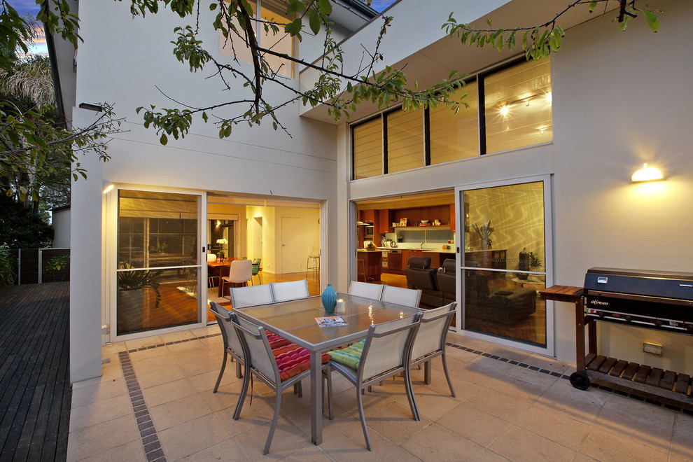 Design ideas for a contemporary deck in Sydney.