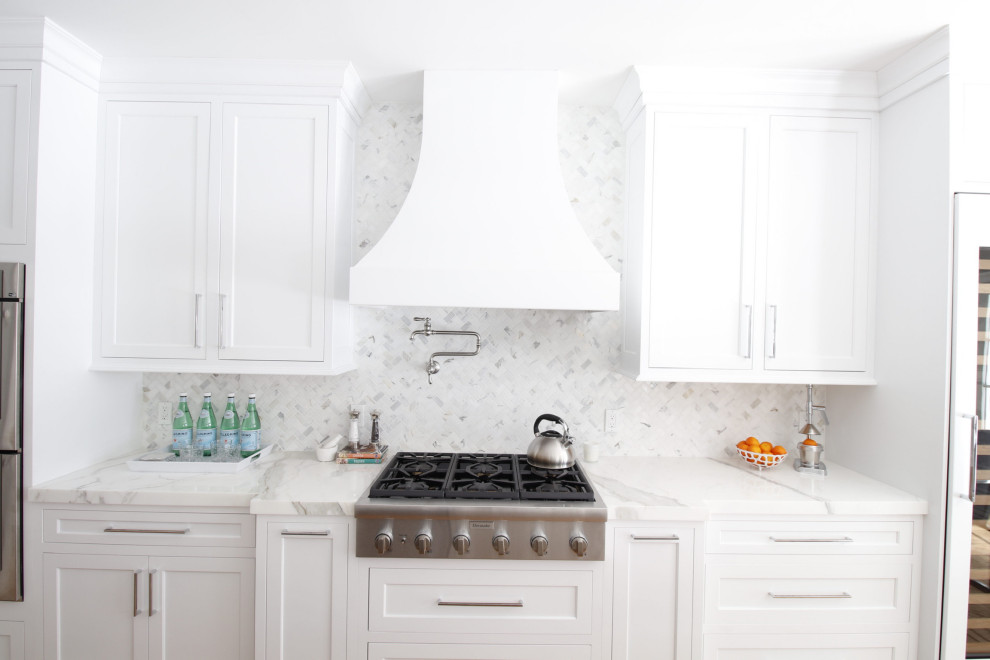Exempel på ett mellanstort klassiskt vit vitt kök, med en rustik diskho, luckor med infälld panel, grå skåp, bänkskiva i kvarts, grått stänkskydd, stänkskydd i keramik, rostfria vitvaror, ljust trägolv, en köksö och orange golv
