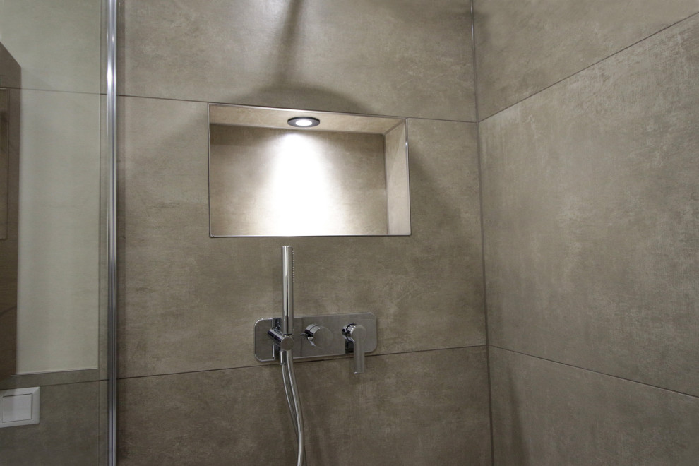Idee per una stanza da bagno con doccia chic di medie dimensioni con ante marroni, vasca da incasso, WC sospeso, piastrelle beige, pareti gialle, pavimento beige e un lavabo