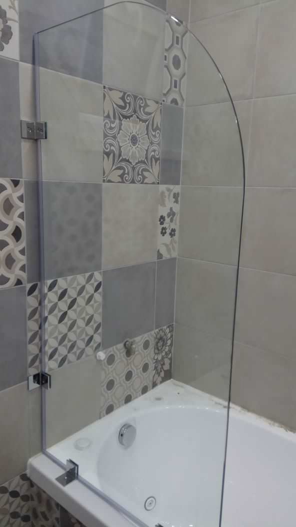 Стеклянные шторка на ванну