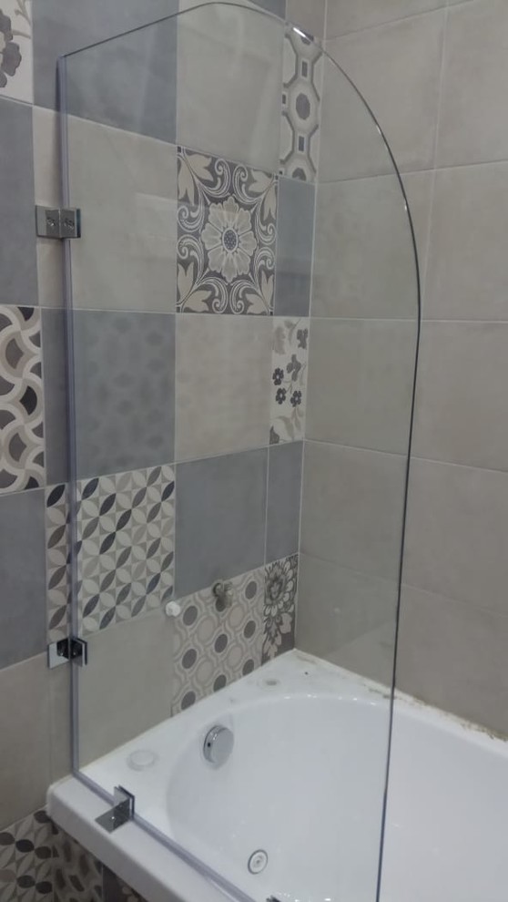 Стеклянные шторка на ванну