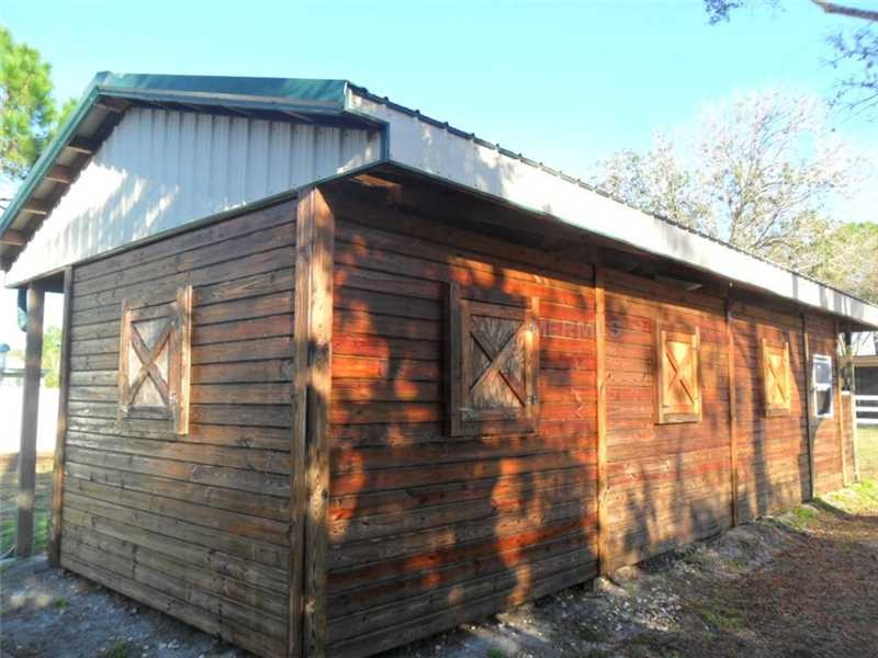 This is an example of a mid-sized country detached barn in Tampa.