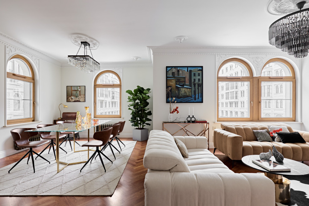 Idéer för ett stort klassiskt vardagsrum, med beige väggar, mellanmörkt trägolv, en standard öppen spis och brunt golv
