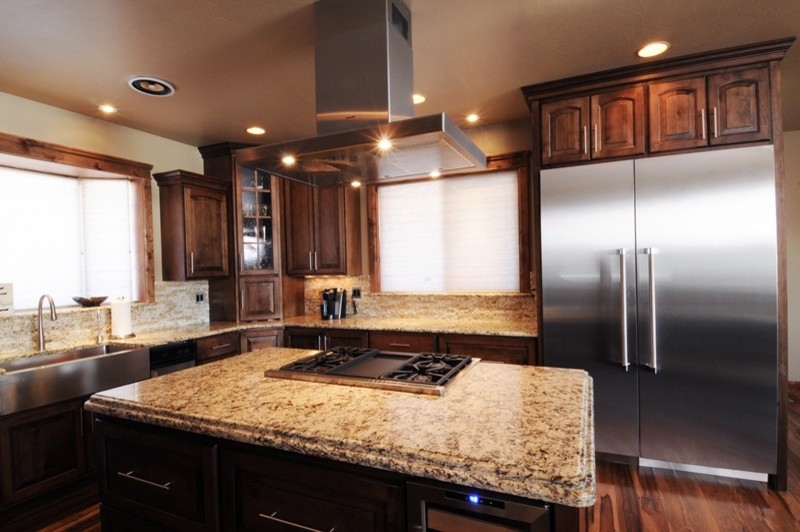 This is an example of a traditional kitchen in Phoenix with stone tile splashback.