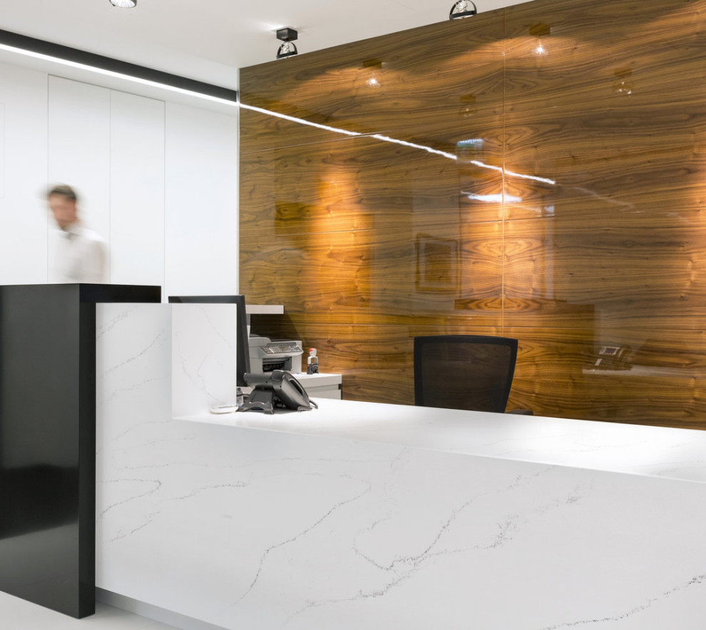 На фото: большой кабинет в стиле модернизм с белыми стенами, встроенным рабочим столом и деревянными стенами без камина с