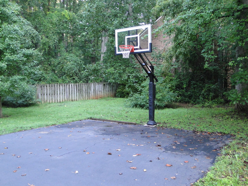Inspiration for a large traditional front yard outdoor sport court in Philadelphia.