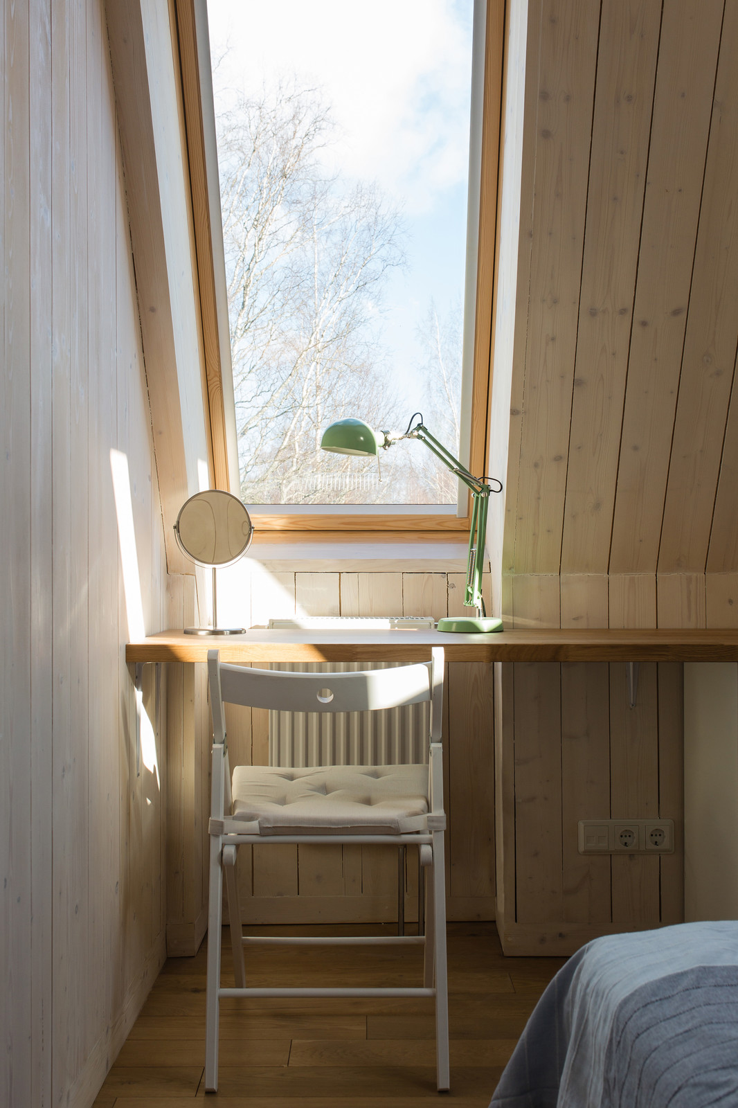 Рабочее место в маленькой спальне.