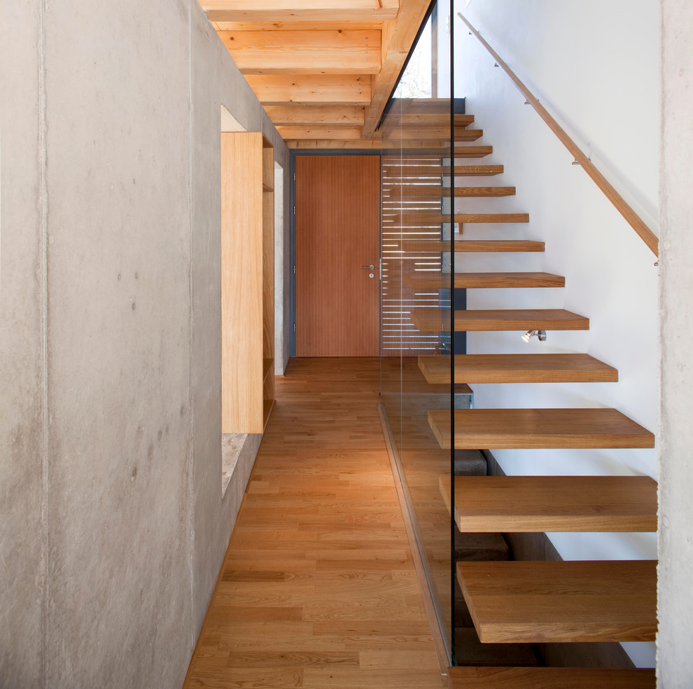 Design ideas for a mid-sized contemporary wood floating staircase in Berlin with open risers.