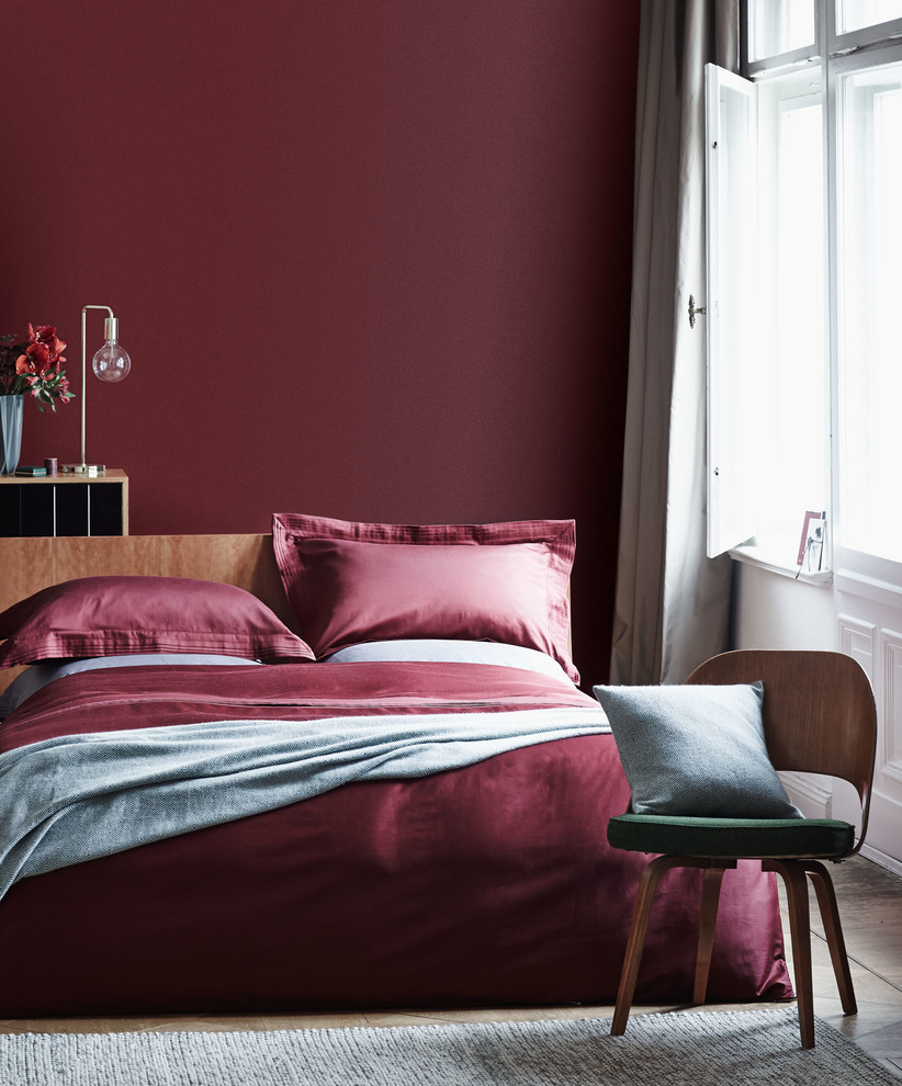 This is an example of a bedroom in Berlin with red walls.