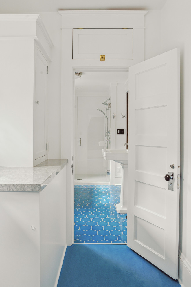 This is an example of a medium sized classic ensuite bathroom in Portland with recessed-panel cabinets, white cabinets, a built-in shower, a one-piece toilet, white tiles, stone slabs, white walls, ceramic flooring, a pedestal sink, granite worktops, blue floors, a hinged door, grey worktops, a wall niche, a single sink and a freestanding vanity unit.