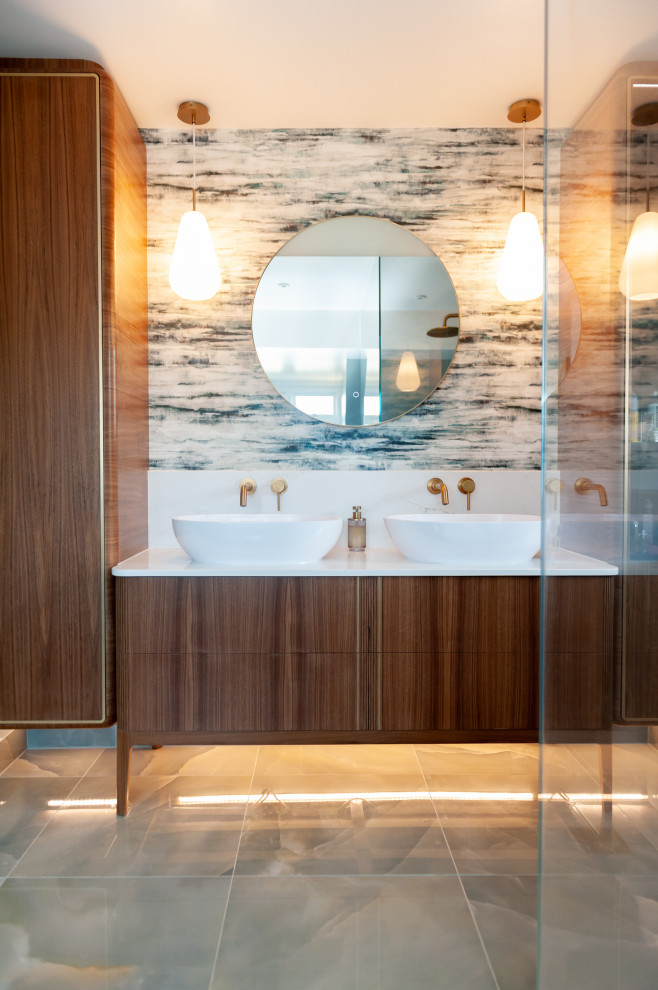 Inspiration för stora moderna en-suite badrum, med ett fristående badkar, en öppen dusch, en vägghängd toalettstol, grön kakel, porslinskakel, ett integrerad handfat och med dusch som är öppen