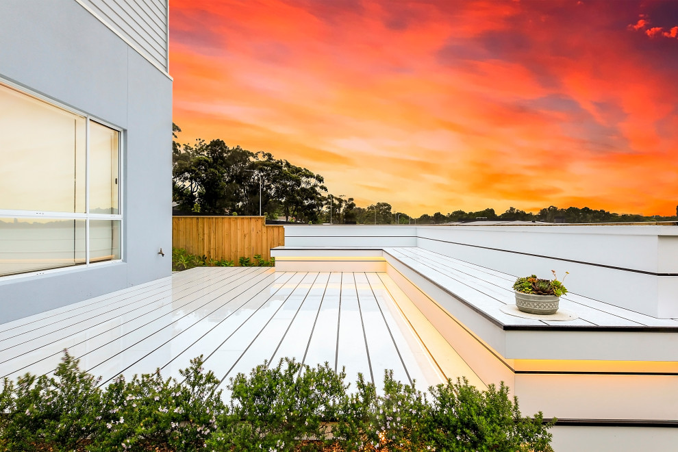 Inspiration for a modern deck in Sydney.