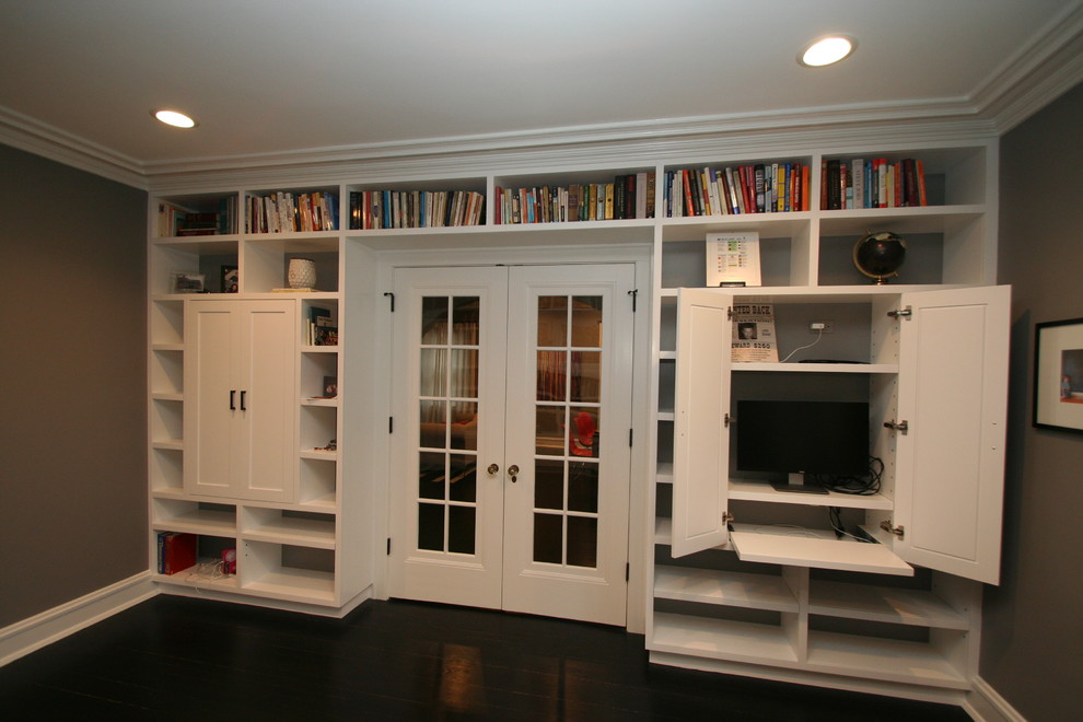 Transitional home design photo in Chicago