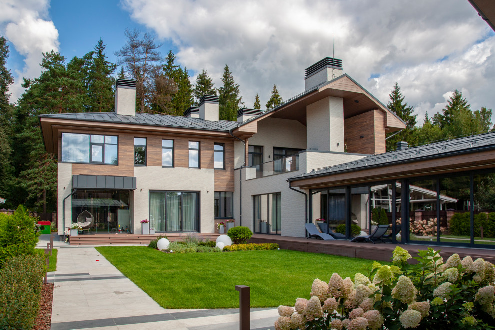 Дом с бассейном и верандой с камином