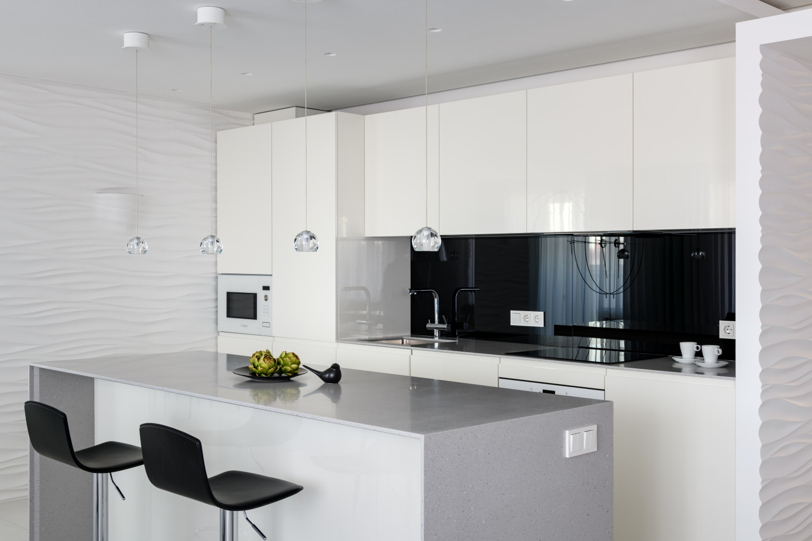 Стильная черно-белая квартира в Новосибирске