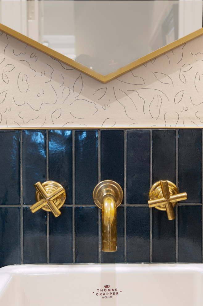 На фото: большой туалет в стиле неоклассика (современная классика) с инсталляцией, синей плиткой, керамической плиткой, полом из керамогранита, подвесной раковиной, синим полом, обоями на стенах и розовыми стенами
