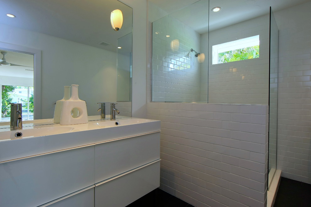 Photo of a contemporary bathroom in Tampa with subway tile.