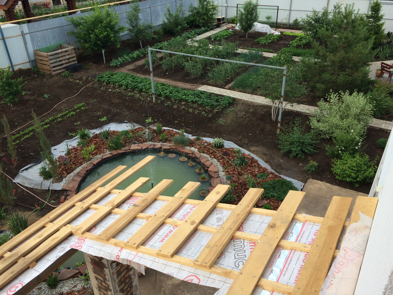 Садовый пруд с мостиком