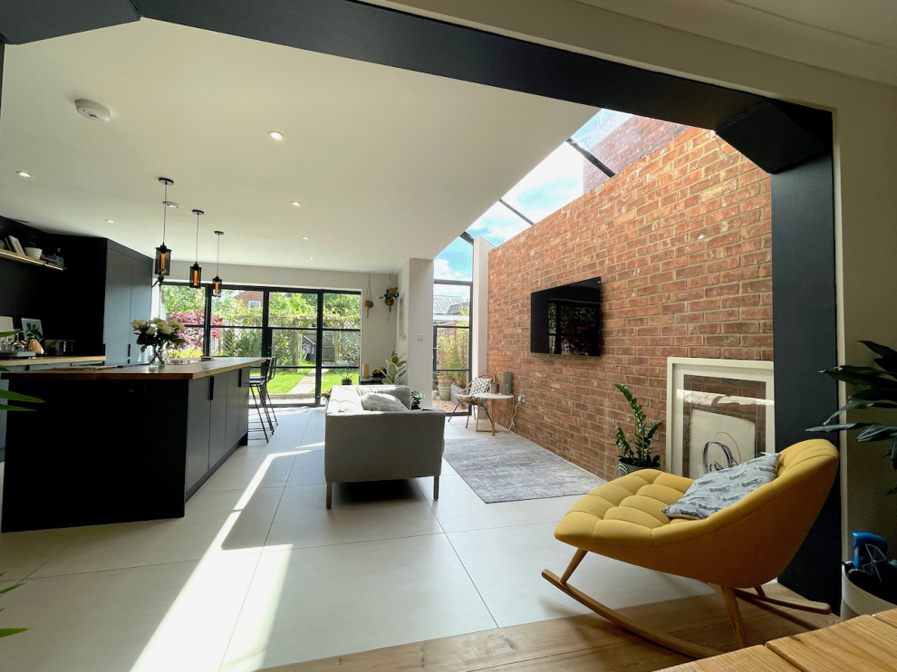 Offenes Modernes Wohnzimmer ohne Kamin mit weißer Wandfarbe, Keramikboden, weißem Boden und Ziegelwänden in Berkshire