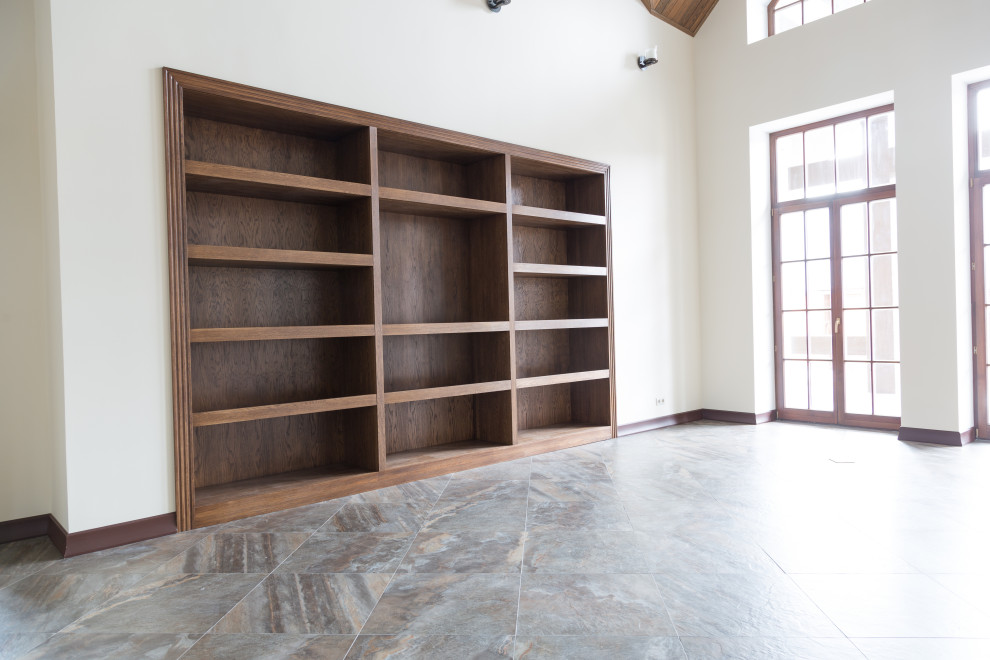 Встроенный открытый шкаф в каминной из дуба в масле