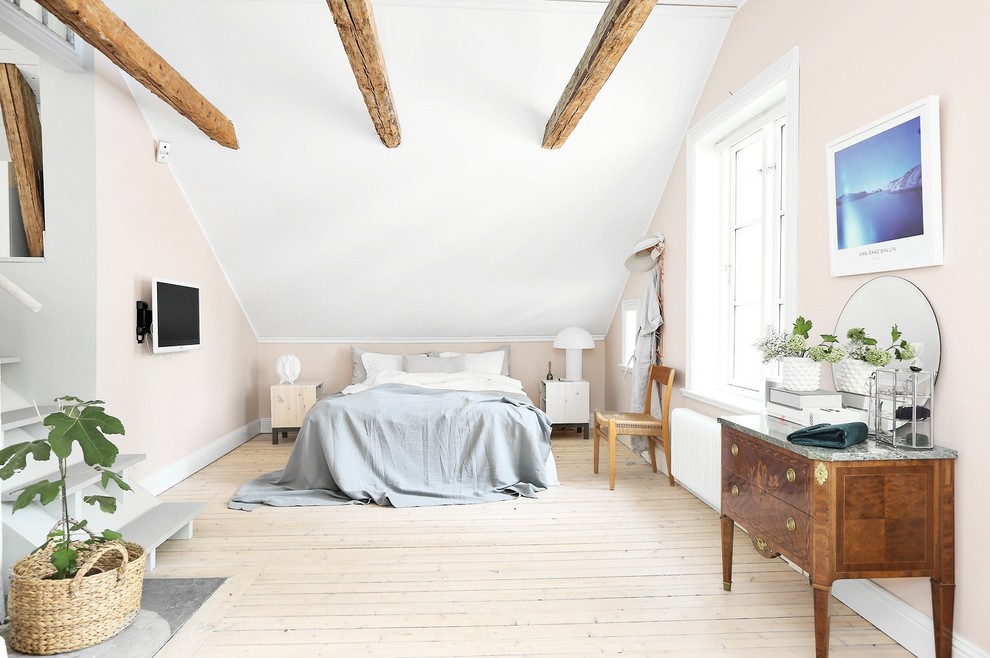 Large scandinavian master bedroom in Stockholm with beige walls, light hardwood floors and beige floor.