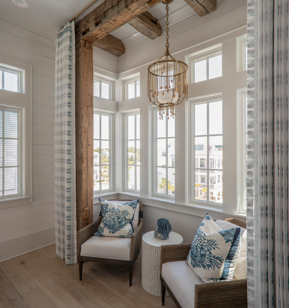 Ejemplo de habitación de invitados marinera grande con paredes blancas, suelo de madera clara, suelo beige y machihembrado