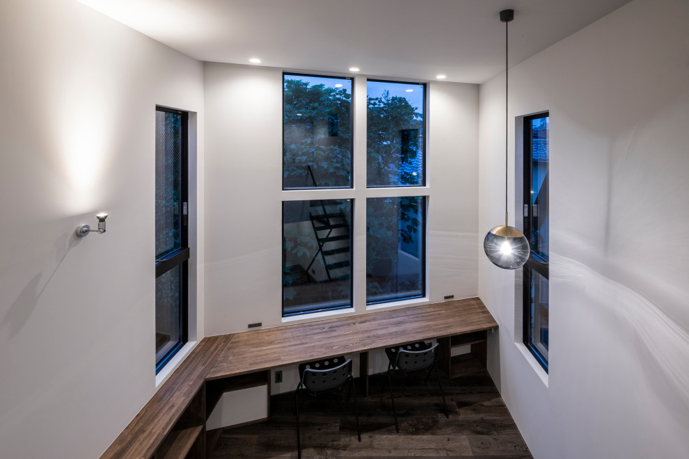 Kleines Modernes Lesezimmer ohne Kamin mit weißer Wandfarbe, dunklem Holzboden, Einbau-Schreibtisch, grauem Boden, Holzdielendecke und Holzdielenwänden in Tokio