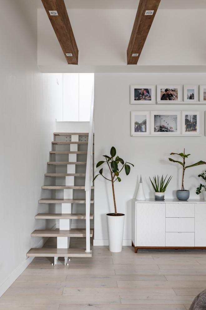 Белая мансардная квартира в историческом центре Петербурга