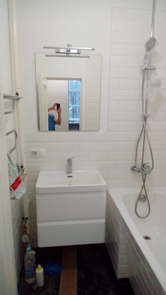 На фото: ванная комната среднего размера в классическом стиле с