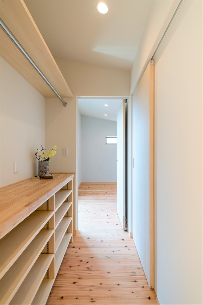 This is an example of a storage and wardrobe in Tokyo.