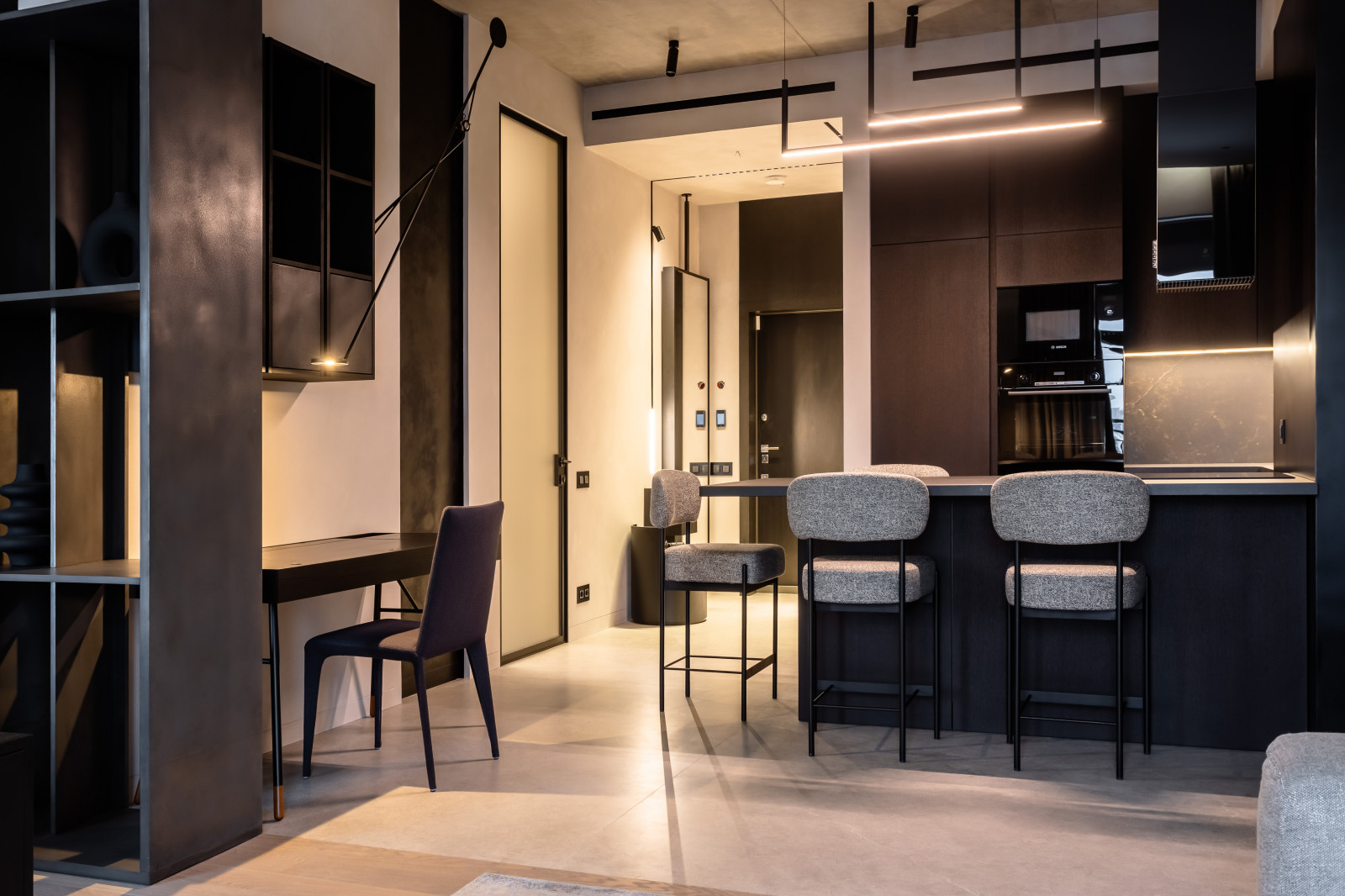 Черно-белая студия с парижским акцентом