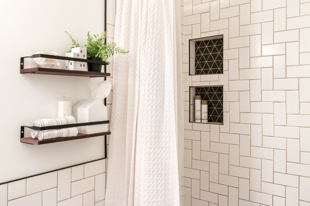 На фото: маленькая ванная комната в стиле модернизм с фасадами в стиле шейкер, черными фасадами, ванной в нише, душем над ванной, унитазом-моноблоком, белой плиткой, керамической плиткой, белыми стенами, полом из винила, врезной раковиной, столешницей из искусственного камня, коричневым полом, шторкой для ванной, белой столешницей, нишей, тумбой под одну раковину, напольной тумбой и панелями на стенах для на участке и в саду с