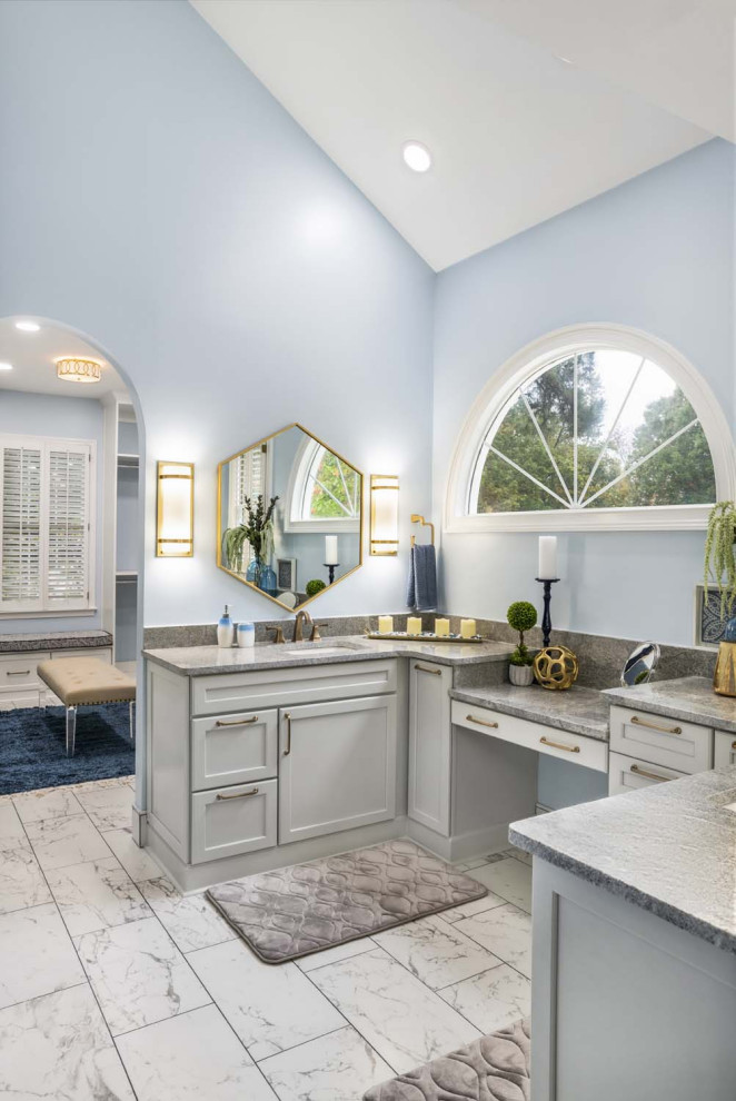 Klassisk inredning av ett stort grå grått en-suite badrum, med släta luckor, grå skåp, en kantlös dusch, en toalettstol med separat cisternkåpa, blå väggar, klinkergolv i keramik, ett undermonterad handfat, granitbänkskiva, vitt golv och med dusch som är öppen