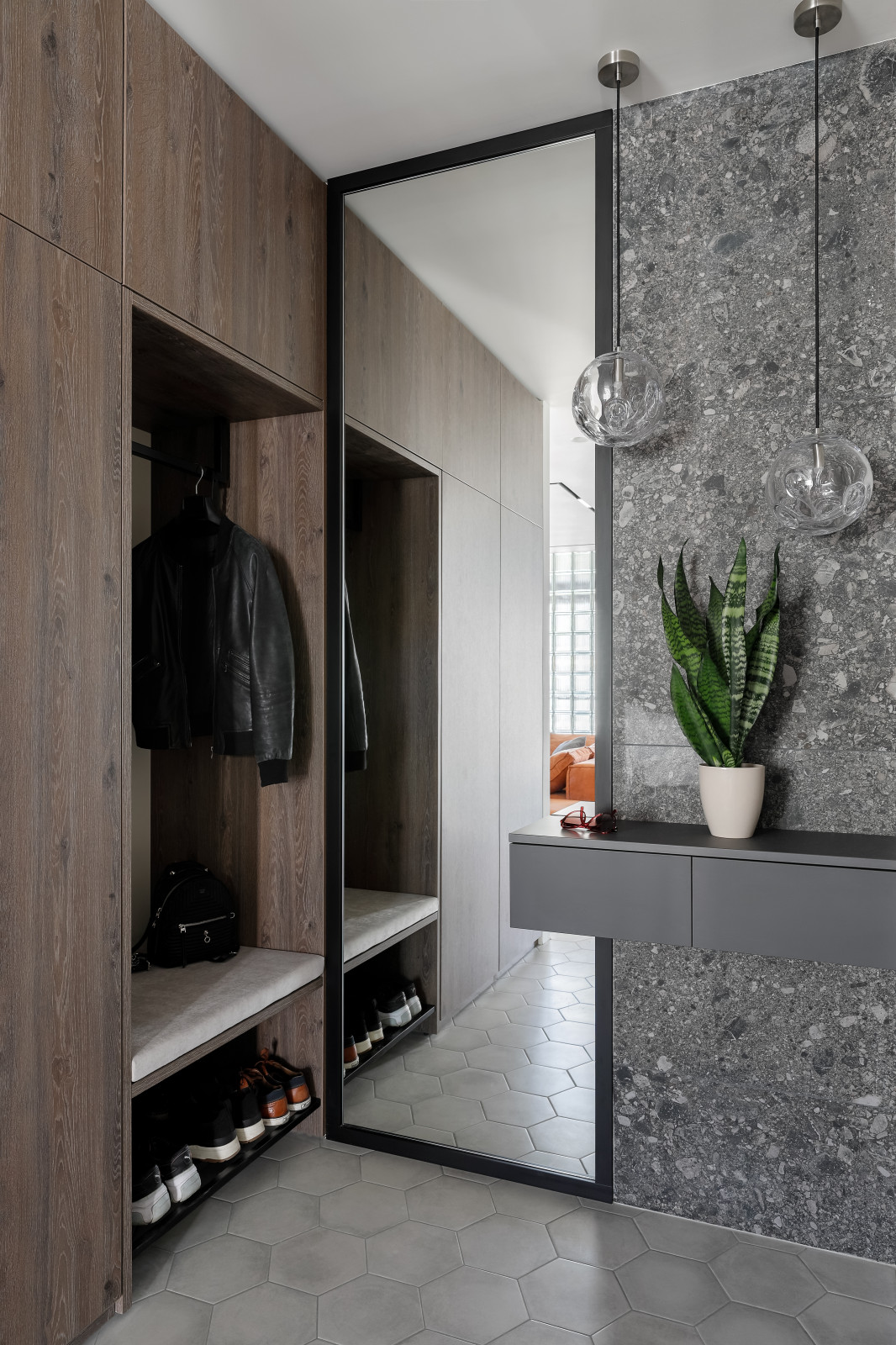 Квартира со стеклянной стеной и терраццо