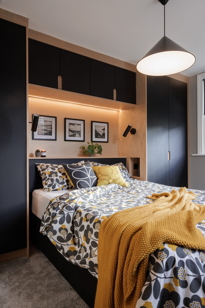 Modernes Schlafzimmer mit grauer Wandfarbe, Teppichboden und grauem Boden in London