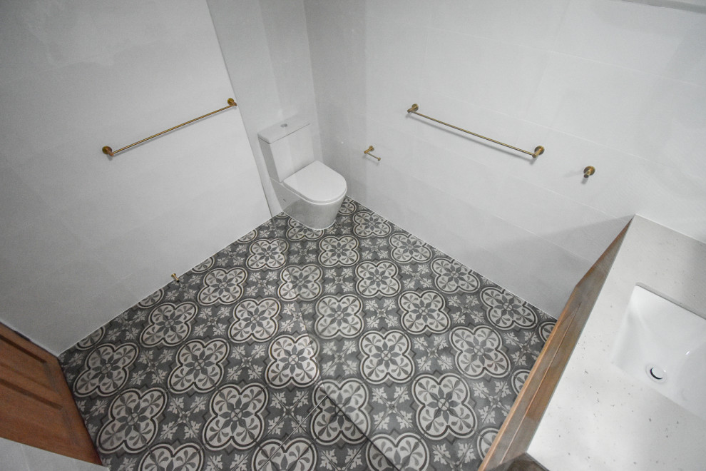 Bild på ett mellanstort medelhavsstil badrum