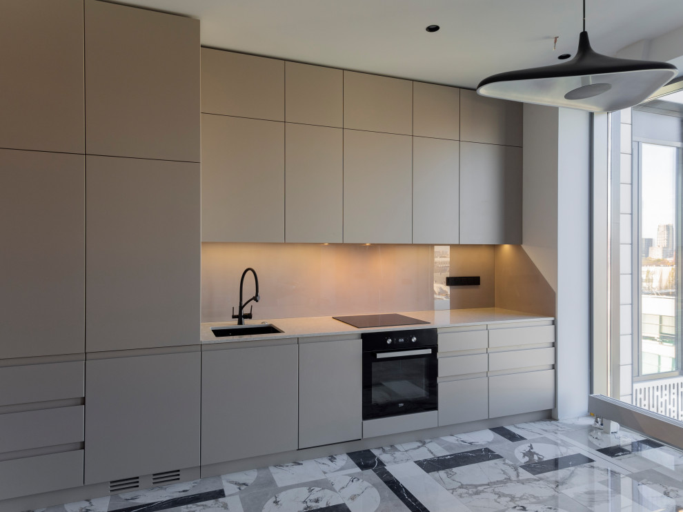 Большая стильная кухня в неоклассическом стиле в светлых тонах