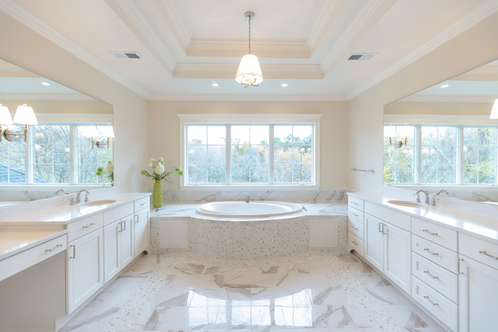 Idéer för att renovera ett mycket stort funkis vit vitt en-suite badrum, med luckor med profilerade fronter, vita skåp, en jacuzzi, en öppen dusch, vita väggar, marmorgolv, marmorbänkskiva, beiget golv och med dusch som är öppen
