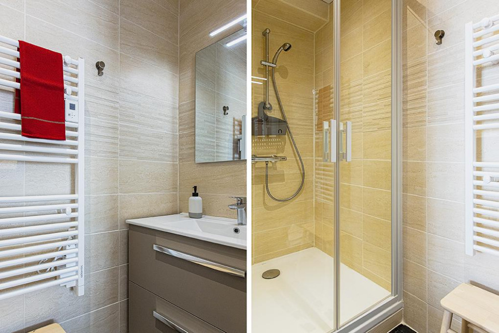 Foto på ett litet lantligt vit badrum med dusch, med en kantlös dusch, beige kakel, spegel istället för kakel, vita väggar, cementgolv, ett avlångt handfat, grått golv och dusch med skjutdörr