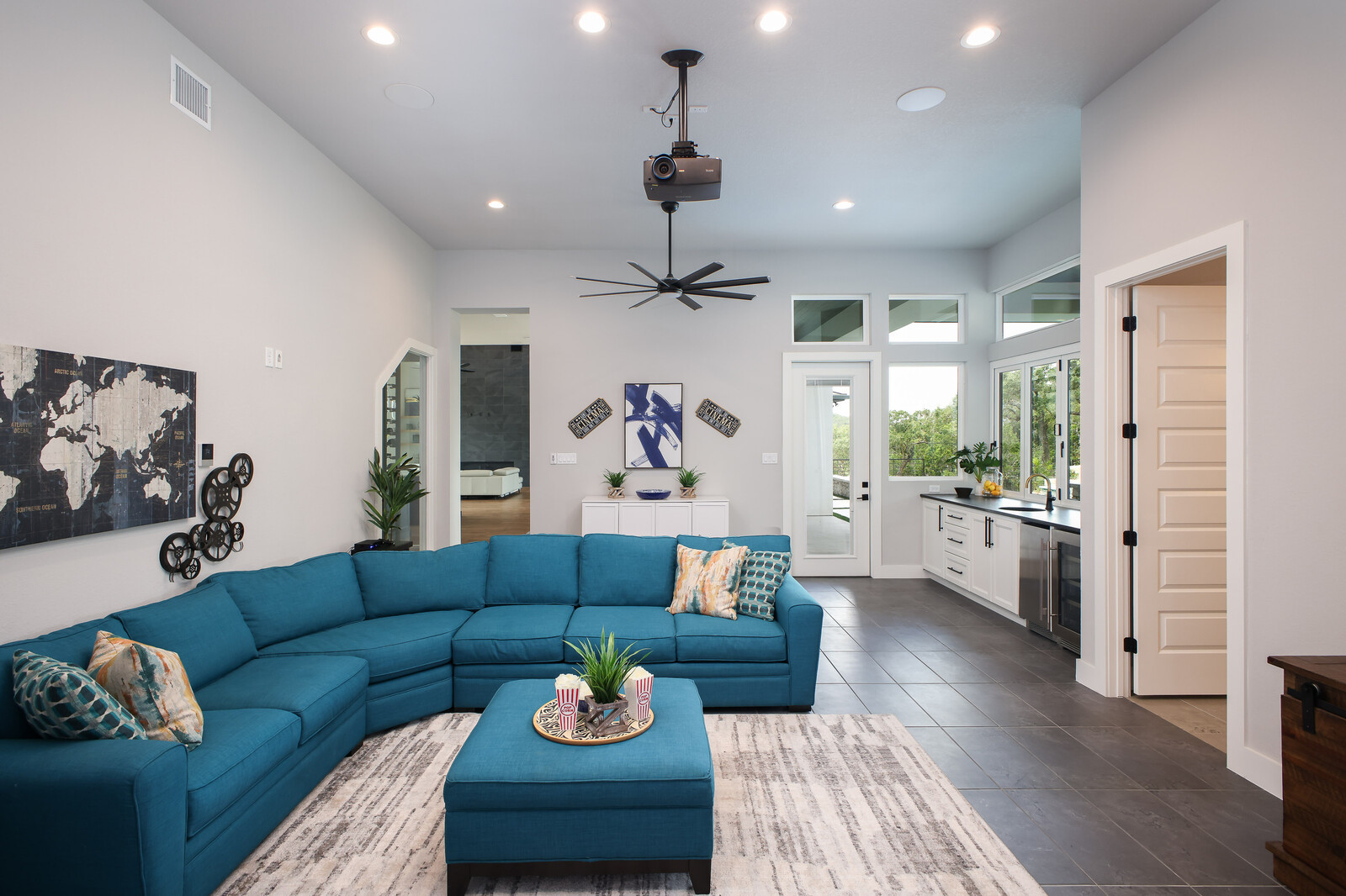 Modern: 4,950 ft², 4 BR/4 BA/2 ST home