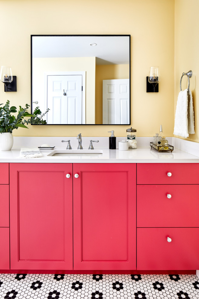 На фото: главная ванная комната среднего размера в стиле неоклассика (современная классика) с фасадами в стиле шейкер, красными фасадами, душем в нише, раздельным унитазом, черно-белой плиткой, керамической плиткой, желтыми стенами, полом из керамической плитки, врезной раковиной, столешницей из искусственного кварца, белым полом, душем с распашными дверями, белой столешницей, сиденьем для душа, тумбой под одну раковину и встроенной тумбой