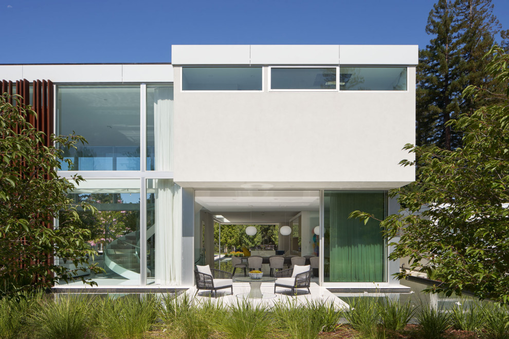 Ejemplo de fachada de casa blanca contemporánea grande de tres plantas con revestimiento de estuco