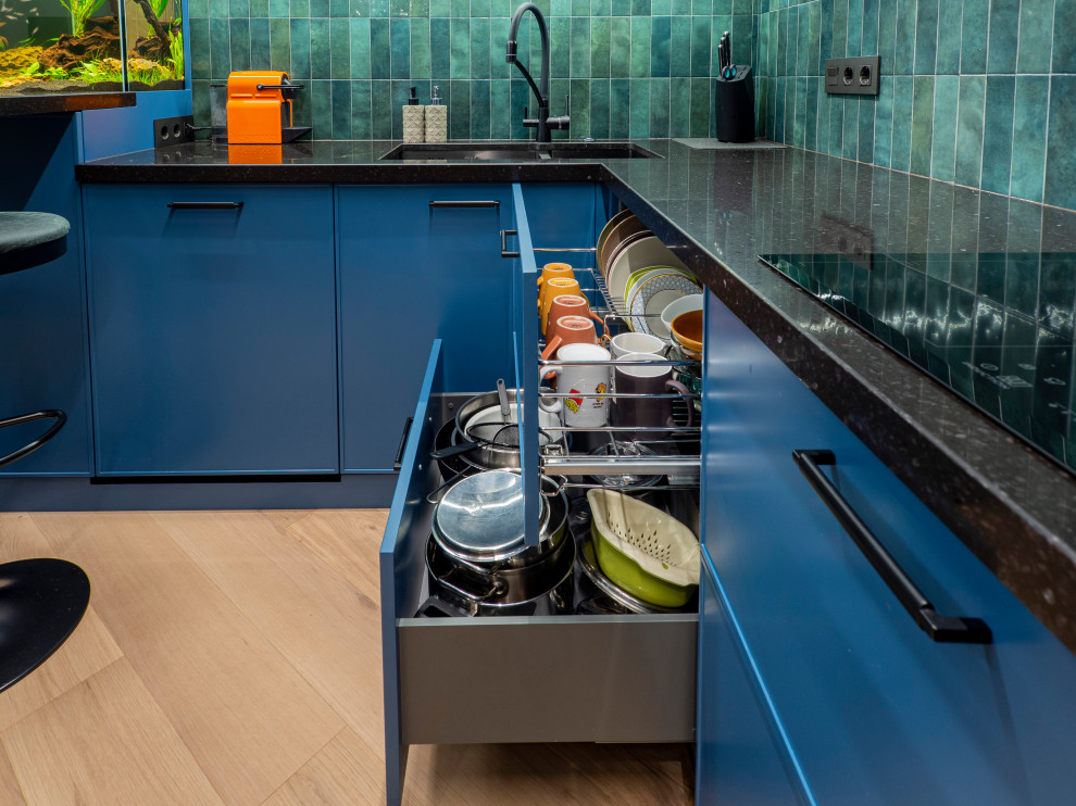 Кухня в современном стиле со встроенным аквариумом