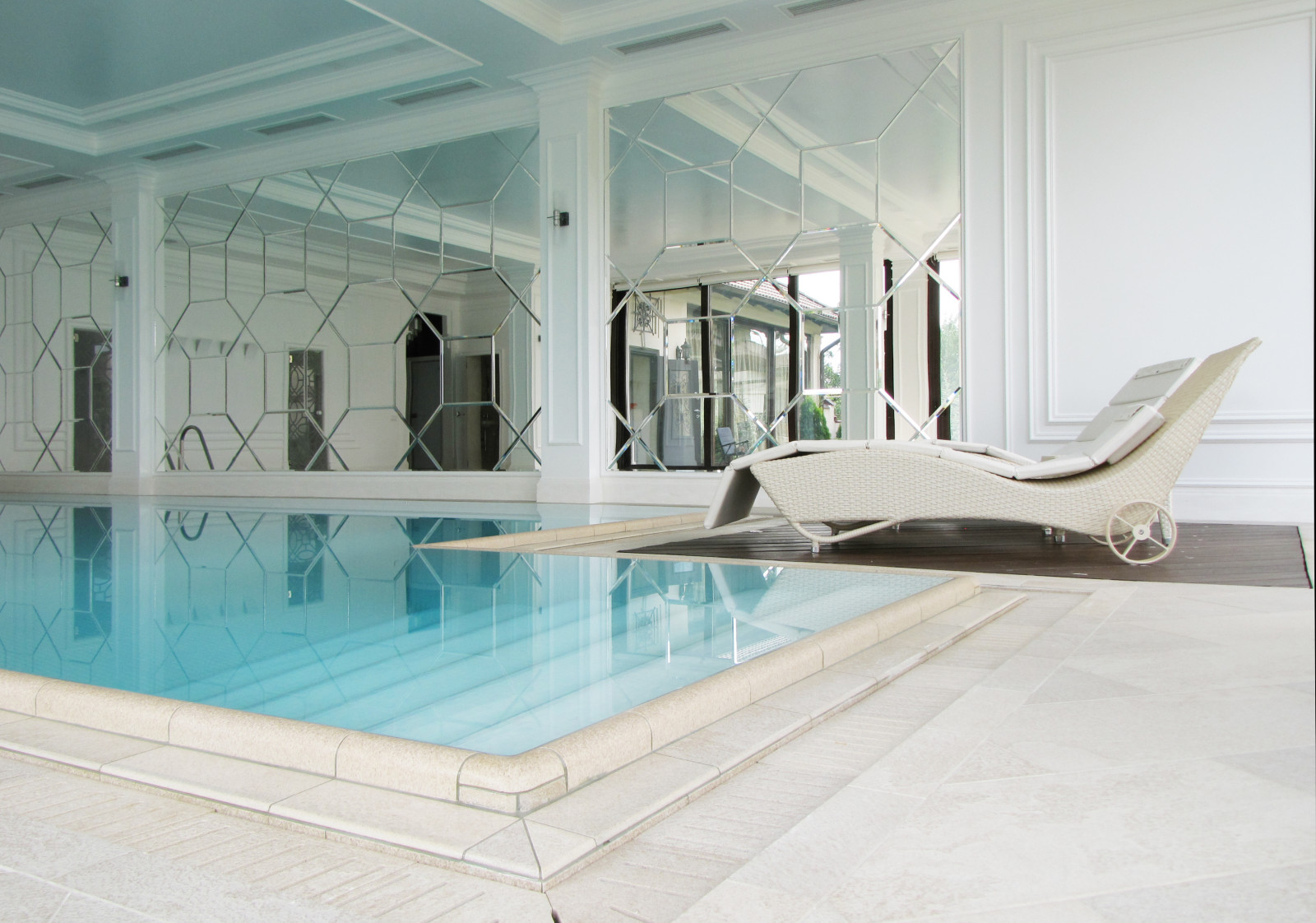 ИНТЕРЬЕР ЧАСТНОГО БАССЕЙНА