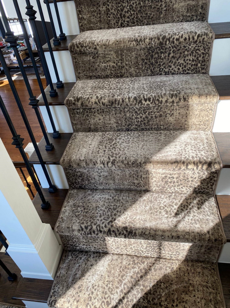 Стильный дизайн: п-образная лестница среднего размера в стиле неоклассика (современная классика) с деревянными ступенями, ковровыми подступенками, металлическими перилами и деревянными стенами - последний тренд