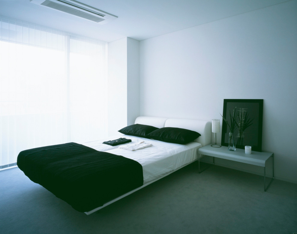 Cette image montre une chambre grise et blanche minimaliste de taille moyenne avec un mur blanc, un sol gris, un plafond en papier peint et du papier peint.