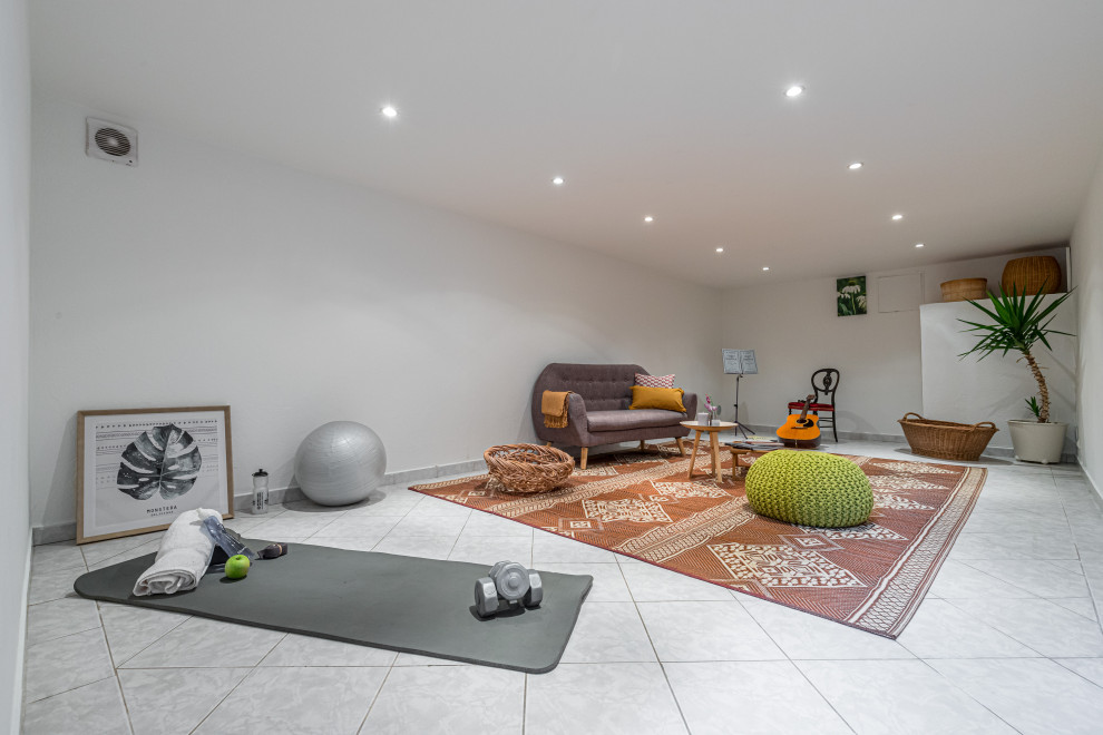 Immagine di una palestra in casa classica con pavimento con piastrelle in ceramica e pavimento grigio